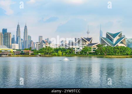 Fantastische Skyline von Kuala Lumpur. Malerischer See und Springbrunnen Stockfoto