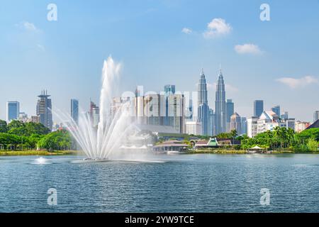 Fantastische Skyline von Kuala Lumpur. Malerischer See und Springbrunnen Stockfoto