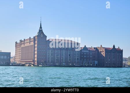 Blick vom Wasser im Hilton Hotel neben dem Wasser in Venedig an einem sonnigen Wintertag, Italien, Europa Stockfoto