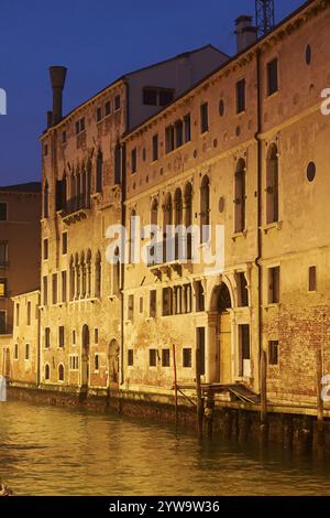 Blick von der Brücke 'Riva degli schiavoni' auf die Häuser zur blauen Stunde am Abend in Venedig im Winter, Italien, Europa Stockfoto