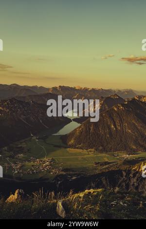 Thaneller Gipfel bei Sonnenuntergang im Lechtal in Tirol mit wunderbarem Blick auf die umliegenden Berge. Tirol, Österreich, Europa Stockfoto