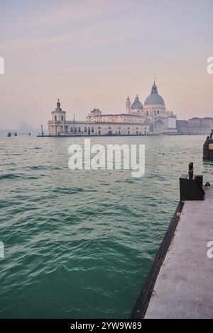 Blick von „Colonna di San Marco e San Teodoro“ auf die Kirche „Basilica di Santa Maria della Salute“ an einem nebeligen Morgen in Venedig im Winter, Italien, Europa Stockfoto