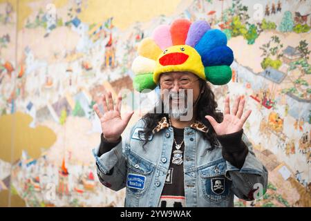 Der Künstler Takashi Murakami posiert vor seinem Werk Gion Sairei-zu während eines Fotobesuchs vor seiner neuen Ausstellung Japanese Art History a la Takashi Murakami im Gagosian Grosvenor Hill im Zentrum Londons. Bilddatum: Dienstag, 10. Dezember 2024. Stockfoto