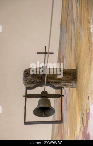 Glocke im Kreuzgang der Basilika Santa Caterina d'Alessandria, Franziskanerkirche, Galatina, Provinz Lecce, Apulien, Italien, Europa Stockfoto