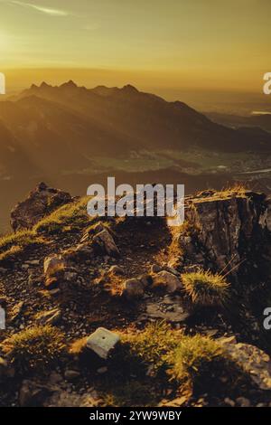 Thaneller Gipfel bei Sonnenuntergang im Lechtal in Tirol mit wunderbarem Blick auf die umliegenden Berge. Tirol, Österreich, Europa Stockfoto