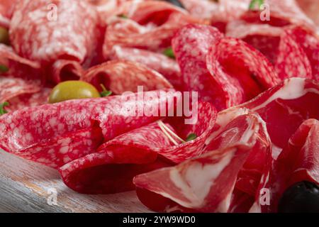Gemischte Fleischvorspeise, Schinken, Salami und Schinken, mit Oliven, Nahaufnahme, Frühstück, Blick von oben, Nahaufnahme, ohne Leute Stockfoto