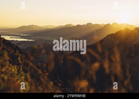 Blick vom Aggenstein und den Voralpen im Ostallgäu und dem Ammergebirge bei Sonnenaufgang, Bayern, Deutschland, Europa Stockfoto