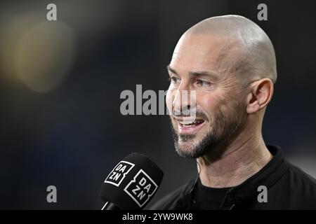 Coach Christian Ilzer TSG 1899 Hoffenheim Porträt im Interview Mikrofon Micro Logo DAZN PreZero Arena, Sinsheim, Baden-Württemberg, Deutschland, Europ Stockfoto