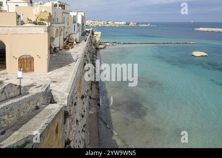 Blick vom Torre Matta entlang der alten Hafenmauer, Altstadt von Otranto, Apulien, Italien, Europa Stockfoto