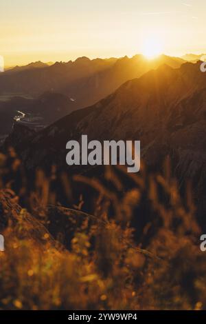 Blick vom Aggenstein und den Voralpen im Ostallgäu und dem Ammergebirge bei Sonnenaufgang, Bayern, Deutschland, Europa Stockfoto