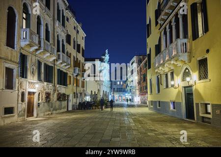 Straße, die bei Nacht durch venedig führt, Italien, Europa Stockfoto