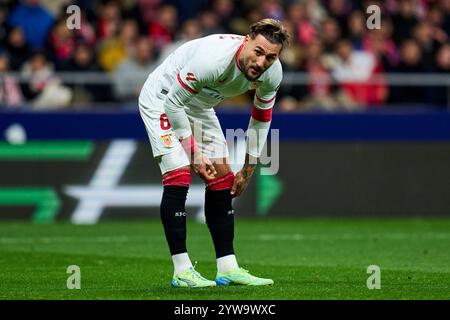 Madrid, Spanien. Dezember 2024. Nemanja Gudelj vom Sevilla FC spielte am 8. Dezember 2024 im Riyadh Air Metropolitano Stadion in Madrid, Spanien, während des La Liga EA Sports Match zwischen Atletico de Madrid und Sevilla FC. (Foto: Cesar Cebolla/PRESSINPHOTO) Credit: PRESSINPHOTO SPORTS AGENCY/Alamy Live News Stockfoto