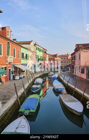 Farbenfrohe Häuser am Wasserweg zwischen „Fondamenta San Mauro“ und „Fondamenta degli Assassini“ mit Booten, die im Wasser auf der Insel liegen Stockfoto