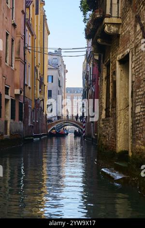 Blick von einer Gondel auf einer Wasserstraße in Venedig durch die Häuser an einem ruhigen und sonnigen Morgen im Winter, Italien, Europa Stockfoto