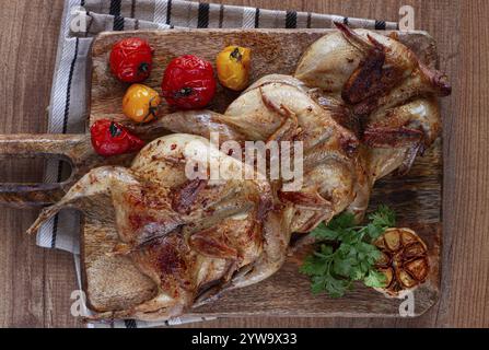 Gegrilltes Wachtelfleisch, auf Holzbrett, Tabak, im Ofen, mit Gewürzen, hausgemacht, ohne Menschen Stockfoto