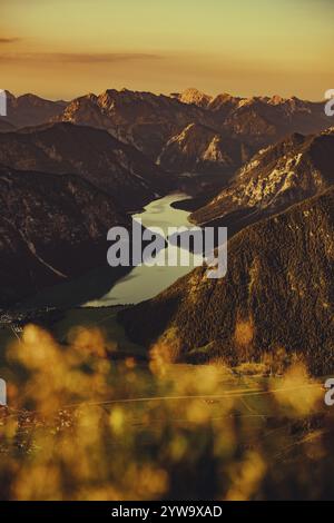 Thaneller Gipfel bei Sonnenuntergang im Lechtal in Tirol mit wunderbarem Blick auf die umliegenden Berge. Tirol, Österreich, Europa Stockfoto