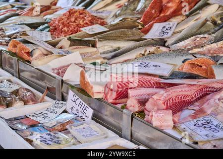 Frischer Fisch zum Verkauf auf einem täglichen Markt auf dem Marktplatz der Stadt Campo santa margherita in Venedig an einem sonnigen Wintertag, Italien, Europa Stockfoto