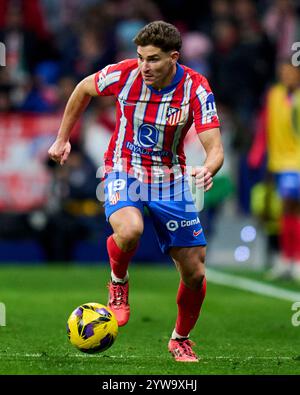 Madrid, Spanien. Dezember 2024. Julian Alvarez von Atletico de Madrid spielte am 8. Dezember 2024 im Riyadh Air Metropolitano Stadium in Madrid, Spanien, während des La Liga EA Sports Match zwischen Atletico de Madrid und Sevilla FC. (Foto: Cesar Cebolla/PRESSINPHOTO) Credit: PRESSINPHOTO SPORTS AGENCY/Alamy Live News Stockfoto