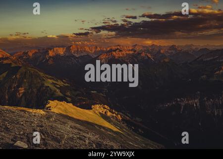 Thaneller Gipfel bei Sonnenuntergang im Lechtal in Tirol mit wunderbarem Blick auf die umliegenden Berge. Tirol, Österreich, Europa Stockfoto