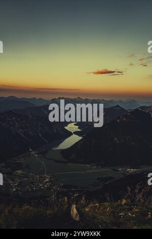 Thaneller Gipfel bei Sonnenuntergang im Lechtal in Tirol mit wunderbarem Blick auf die umliegenden Berge. Tirol, Österreich, Europa Stockfoto