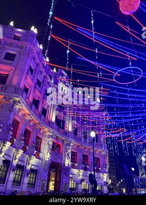 Madrid, Spanien - 17. Dezember 2022: Festlicher nächtlicher Blick auf die Calle de Alcala mit leuchtenden Weihnachtslichtern Stockfoto