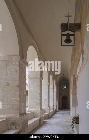 Kreuzgang der Basilika Santa Caterina d'Alessandria, Franziskanerkirche, Galatina, Provinz Lecce, Apulien, Italien, Europa Stockfoto