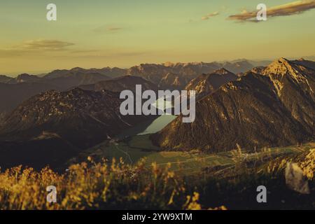 Thaneller Gipfel bei Sonnenuntergang im Lechtal in Tirol mit wunderbarem Blick auf die umliegenden Berge. Tirol, Österreich, Europa Stockfoto