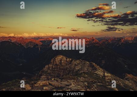 Thaneller Gipfel bei Sonnenuntergang im Lechtal in Tirol mit wunderbarem Blick auf die umliegenden Berge. Tirol, Österreich, Europa Stockfoto