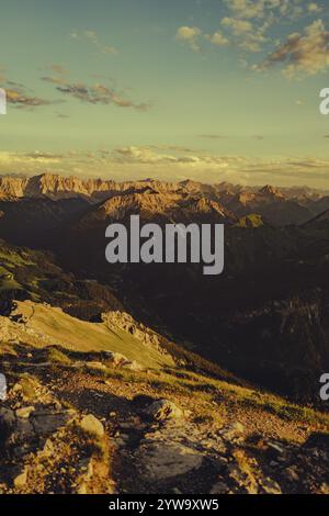 Thaneller Gipfel bei Sonnenuntergang im Lechtal in Tirol mit wunderbarem Blick auf die umliegenden Berge. Tirol, Österreich, Europa Stockfoto