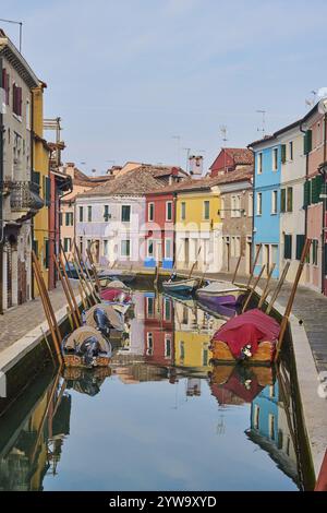 Farbenfrohe Häuser neben dem Wasserweg zwischen „Fondamenta Pontinello Sinistra“ und „Fondamenta Pontinello Destra“ von „Love Viewing Bridge“ mit Boa Stockfoto