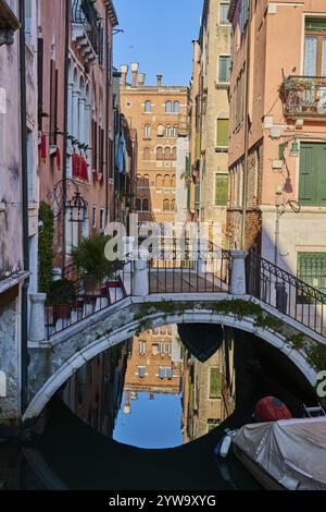 Blick von einer Gondel auf einer Wasserstraße in Venedig durch die Häuser an einem ruhigen und sonnigen Morgen im Winter, Italien, Europa Stockfoto