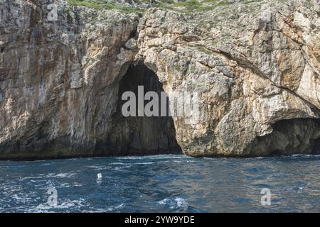 Meereshöhlen an der Küste von Santa Maria di Leuca, Apulien, Salento, Italien, Europa Stockfoto