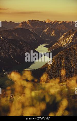 Thaneller Gipfel bei Sonnenuntergang im Lechtal in Tirol mit wunderbarem Blick auf die umliegenden Berge. Tirol, Österreich, Europa Stockfoto