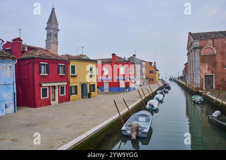 Farbenfrohe Häuser neben dem Wasserweg bei „Fondamenta di Pizzo“ mit Booten im Wasser auf der Insel Burano, Italien, Europa Stockfoto