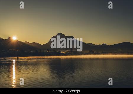 Frostige Morgenatmosphäre bei Sonnenaufgang am Hopfensee im Allgäu in Bayern, Deutschland, Europa Stockfoto