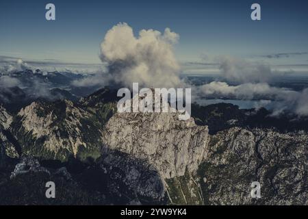 Sonnenaufgangswanderung auf der Hochplatte bei Halblech in den Ammergauer Alpen, Ammergebirge im Allgäu, Bayern, Deutschland, Europa Stockfoto