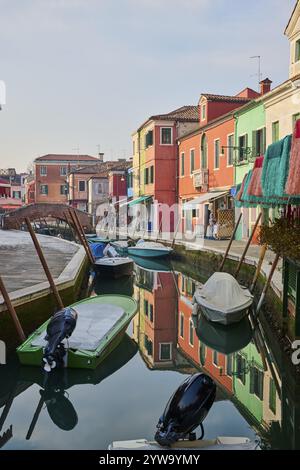 Farbenfrohe Häuser am Wasserweg zwischen „Fondamenta San Mauro“ und „Fondamenta degli Assassini“ mit Booten, die im Wasser auf der Insel liegen Stockfoto