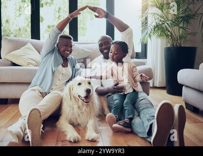 Porträt, Dach und Familie zu Hause mit Hund, Mutter oder Vater mit Liebe, Kind oder Deckung zur Unterstützung. Hände, Versicherung oder glückliche Mutter mit afrikanischem Vater oder Stockfoto