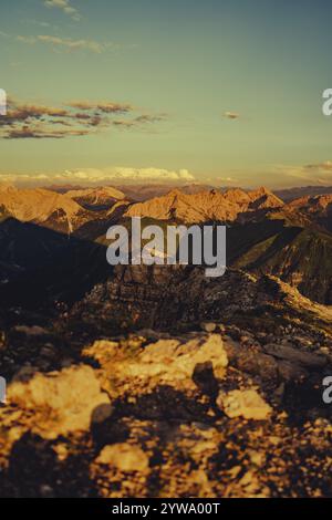 Thaneller Gipfel bei Sonnenuntergang im Lechtal in Tirol mit wunderbarem Blick auf die umliegenden Berge. Tirol, Österreich, Europa Stockfoto