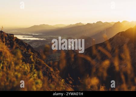 Blick vom Aggenstein und den Voralpen im Ostallgäu und dem Ammergebirge bei Sonnenaufgang, Bayern, Deutschland, Europa Stockfoto