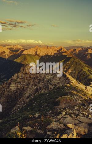 Thaneller Gipfel bei Sonnenuntergang im Lechtal in Tirol mit wunderbarem Blick auf die umliegenden Berge. Tirol, Österreich, Europa Stockfoto