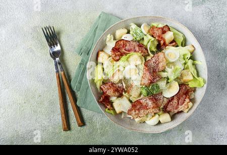 Caesar Salat mit gebratenem Speck, Wachteleiern, hausgemacht, keine Leute Stockfoto