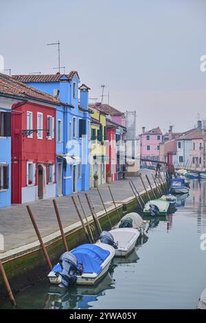 Farbenfrohe Häuser neben dem Wasserweg bei 'Fondamenta della Pescheria' mit Booten, die im Wasser auf der Insel Burano liegen, Italien, Europa Stockfoto