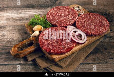 Rohe Koteletts, für Burger, Hackfleisch, handgemacht, hausgemacht, mit Gewürzen, Blick von oben, keine Leute Stockfoto