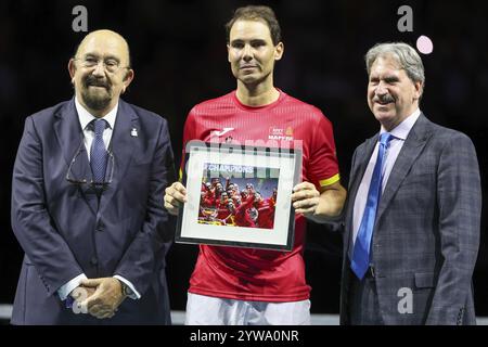 Rafael Nadal (ESP) posiert für ein Foto während einer Tribute-Zeremonie, als er sich während des Davis Cup-Finals 2024 vom Profi-Tennis zurückzieht Stockfoto