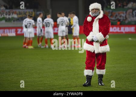 LUBIN, POLEN - 8. DEZEMBER 2024: Fußballspiel Polnisch PKO Ekstraklasa zwischen KGHM Zaglebie Lubin gegen Legia Warszawa 0:3. Der Weihnachtsmann auf dem Football Stockfoto