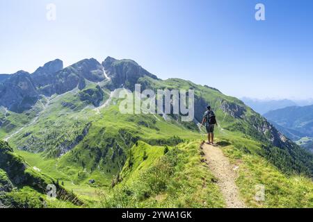 Touristen bewundern das atemberaubende Panorama der dolomiten und genießen Sommerwanderungen entlang der malerischen Wanderwege des giau-Passes in italien Stockfoto