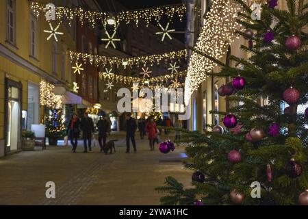 Schöne Weihnachtsdekoration an der Herrengasse, nachts, im Stadtzentrum von Graz, Steiermark, Österreich, Europa Stockfoto