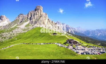 Panoramablick auf die Berghütte und den Parkplatz am passo giau in den italienischen dolomiten an einem sonnigen Sommertag Stockfoto