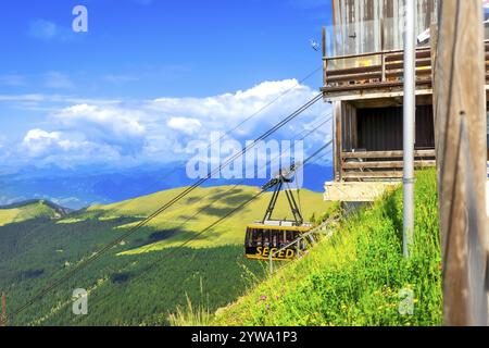 Die Seilbahn bringt Touristen auf den seceda Berg mit atemberaubendem Blick auf die dolomiten im Sommer Stockfoto